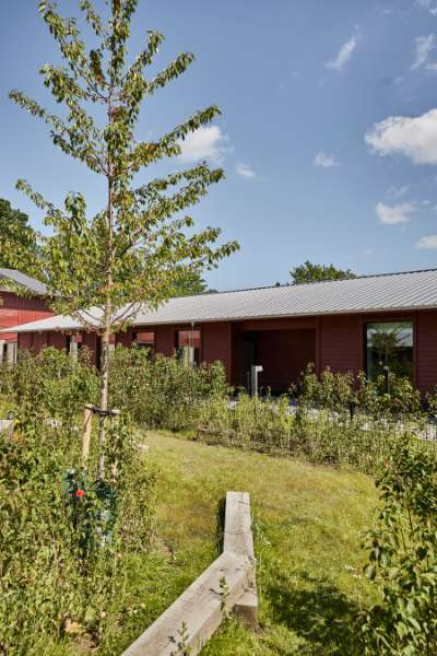 Dänemarks erster CO₂-neutraler Kindergarten, mit Stahlprofilen verkleidet, Børnehuset Grønnegården, Transformervej 3, 2860 Søborg